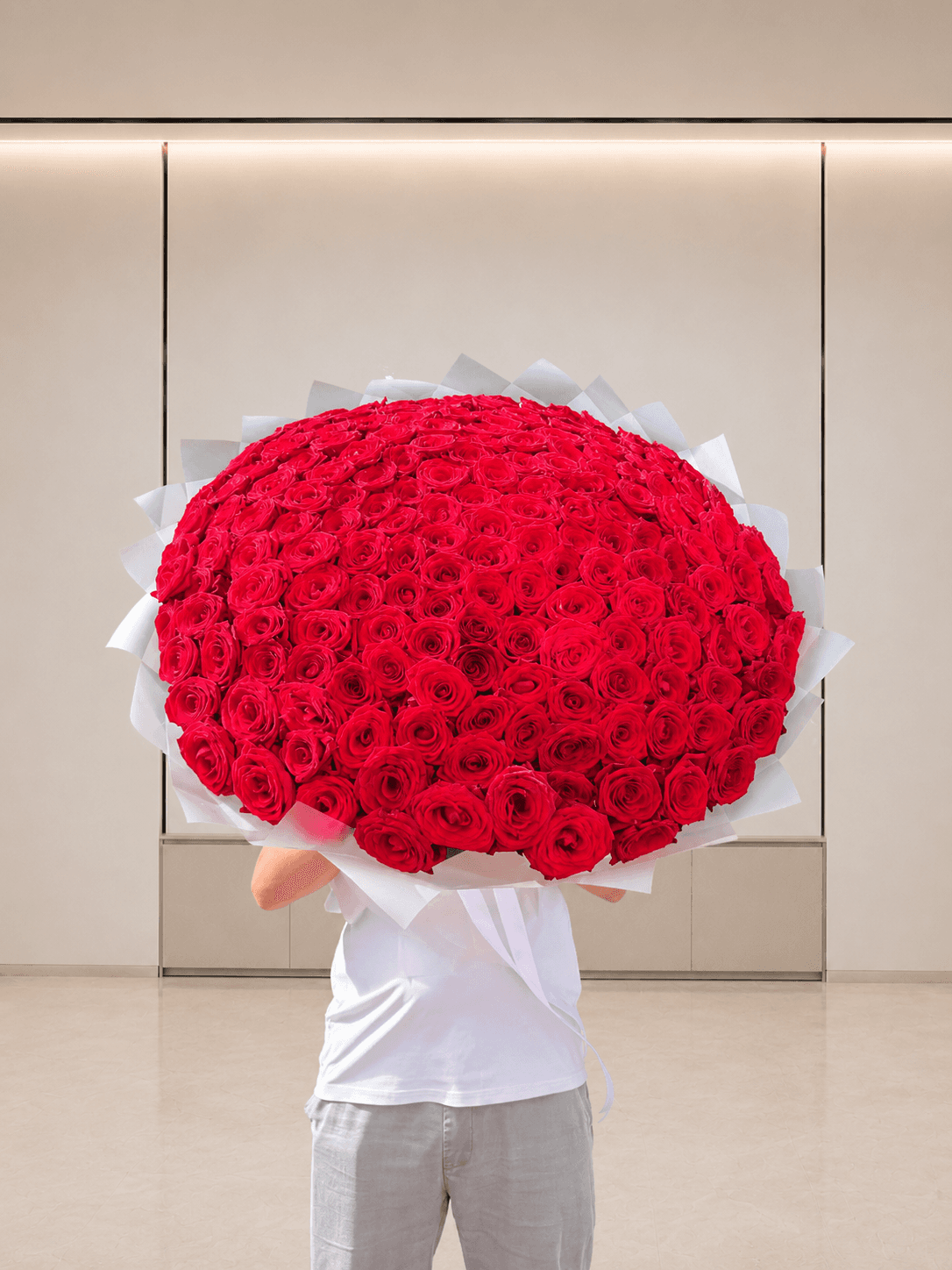 Полный вид объёмного букета красных роз в офисе Start Flowers
