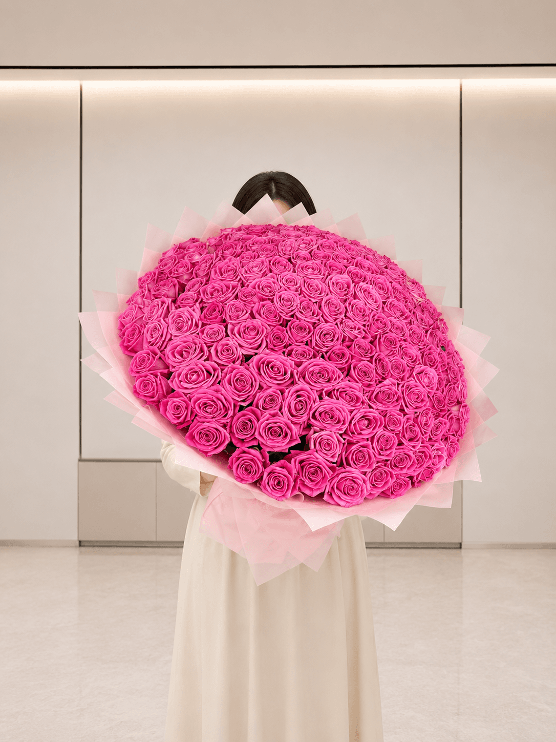Большой букет из 201 розы Aqua в офисе Start Flowers, ракурс слева