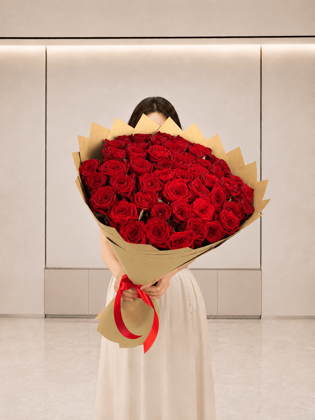 Полный вид букета из 51 розы Red Naomi в офисе Start Flowers