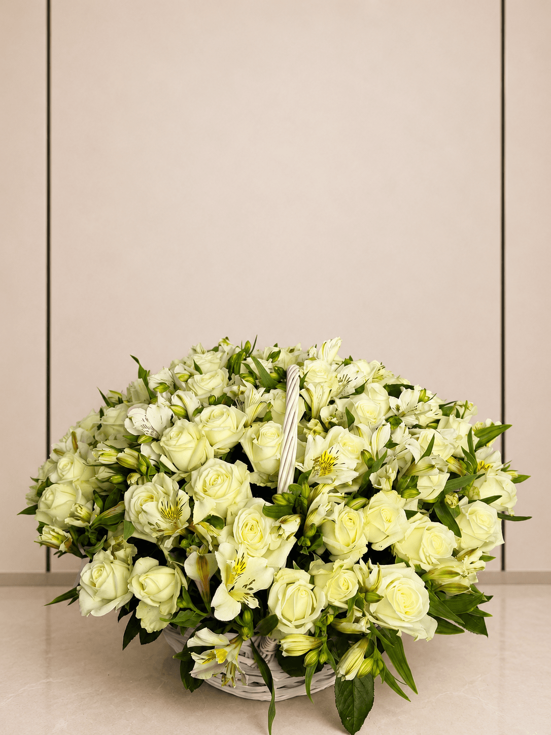 Белоснежная корзина из роз и альстромерий в офисе Start Flowers, ракурс слева