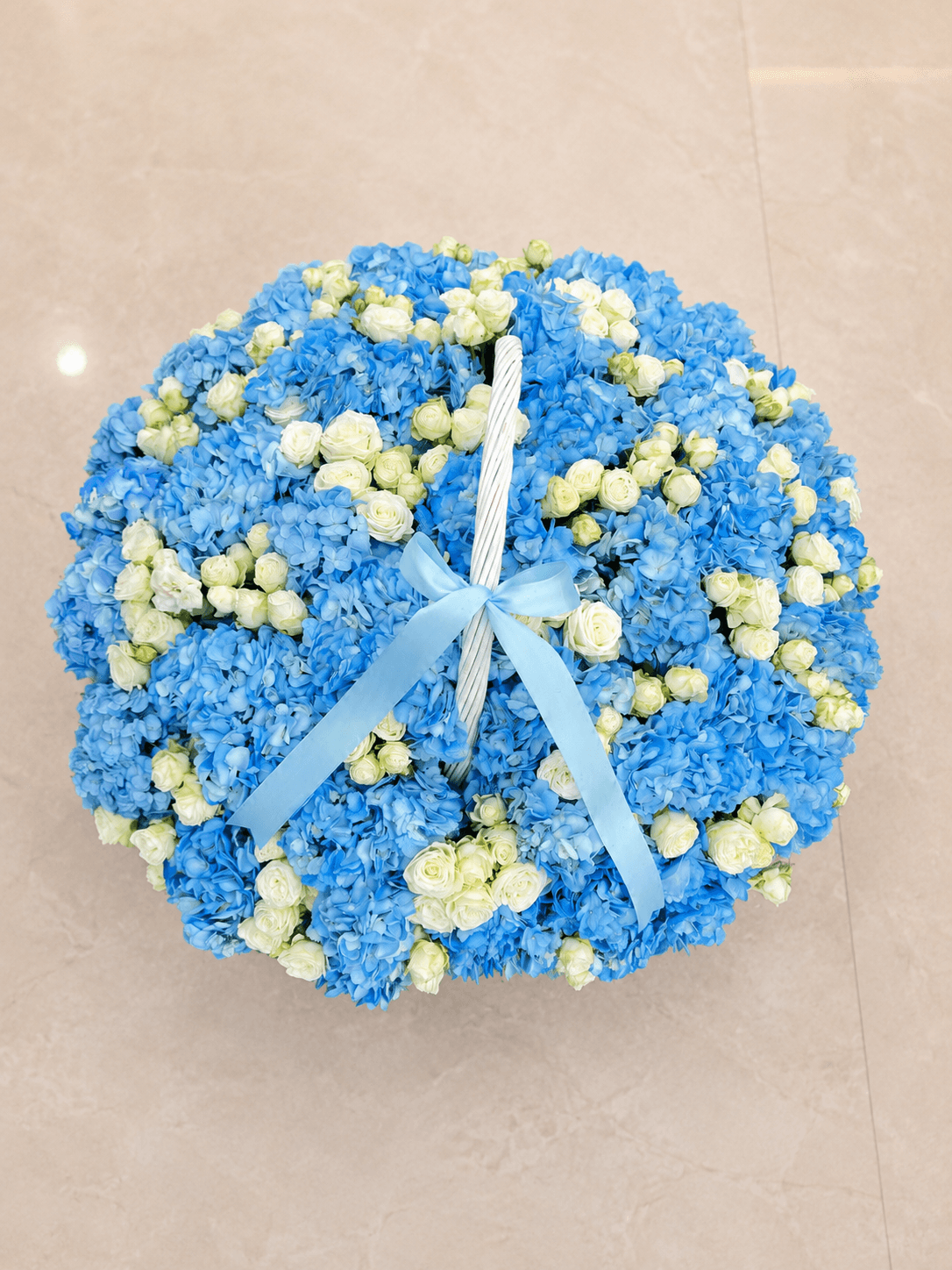 Корзина с голубыми гортензиями и белыми кустовыми розами в офисе Start Flowers