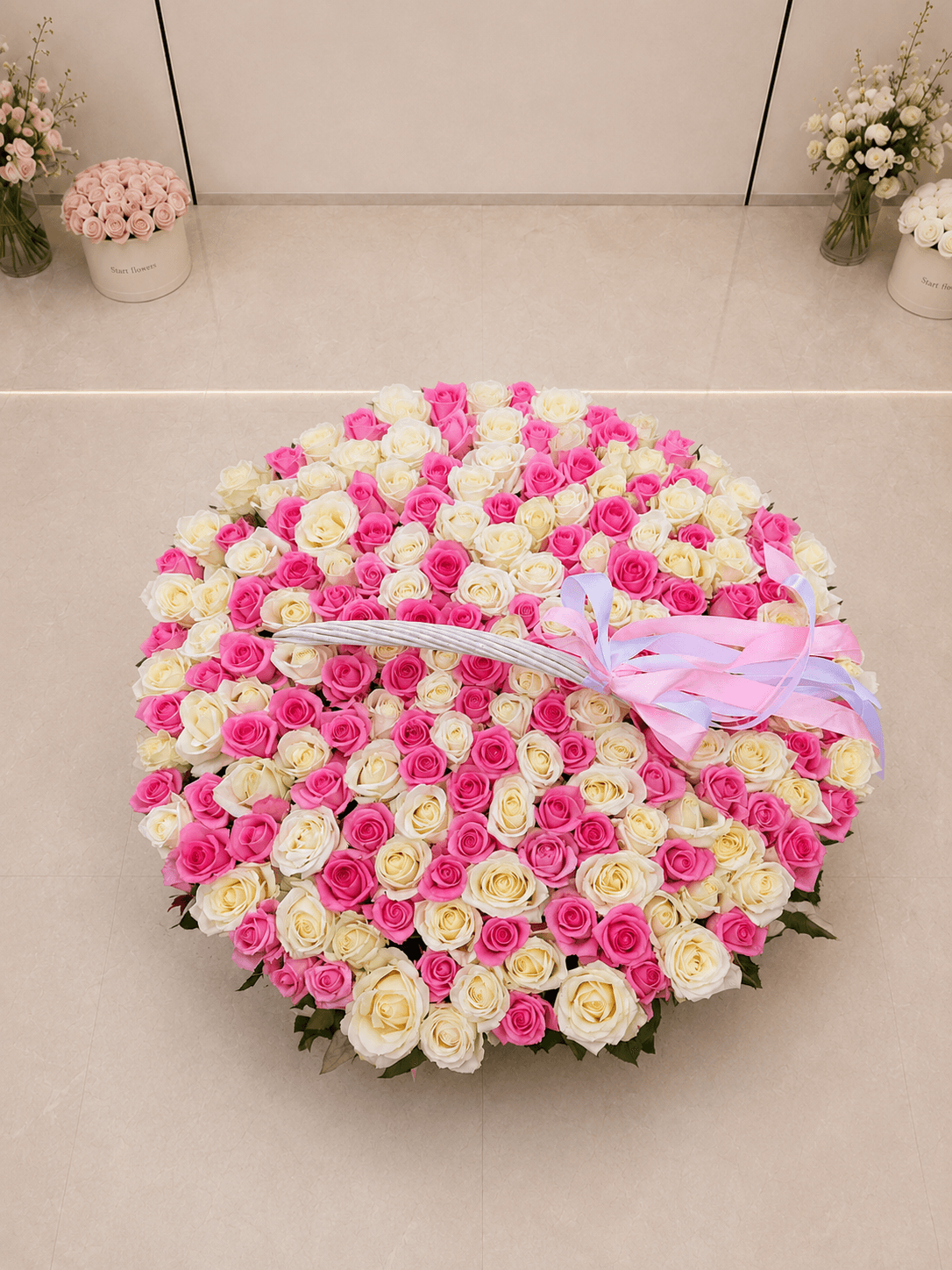 Корзина из 201 розовой и кремовой розы в офисе Start Flowers