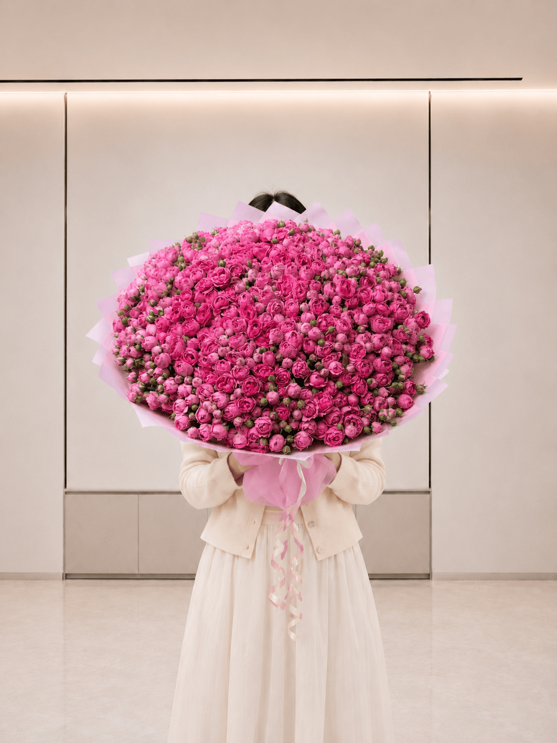 101 пионовидная роза «Малиновый бархат» в офисе Start Flowers