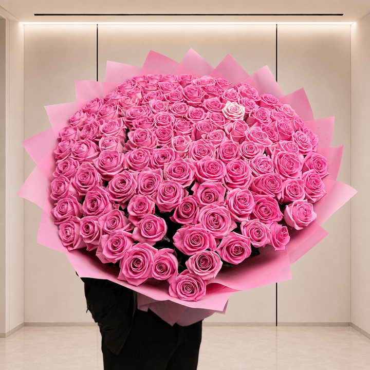 Букет из 101 розы Aqua в розовой упаковке, фронтальный вид в офисе Start Flowers