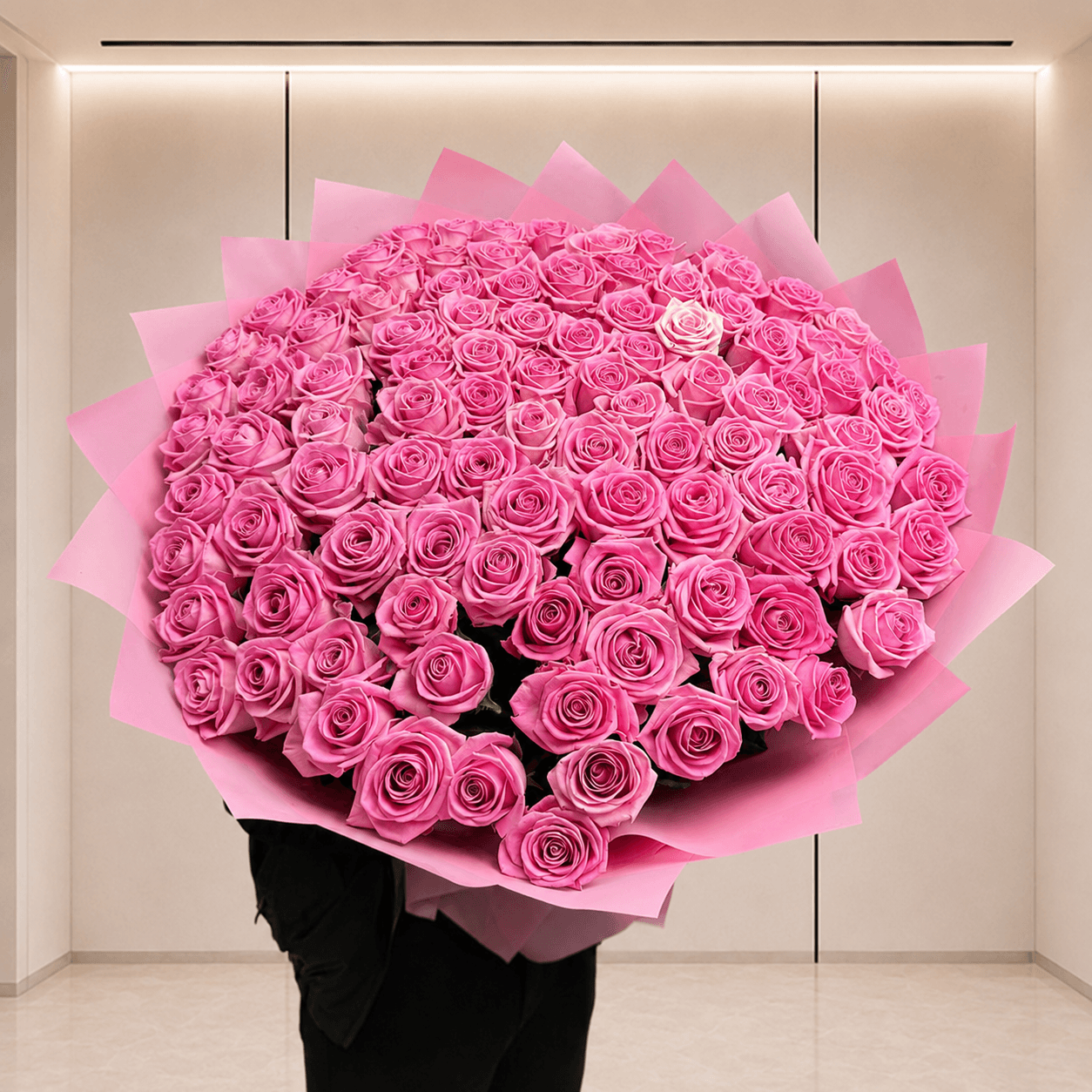 Букет из 101 розы Aqua в розовой упаковке, фронтальный вид в офисе Start Flowers