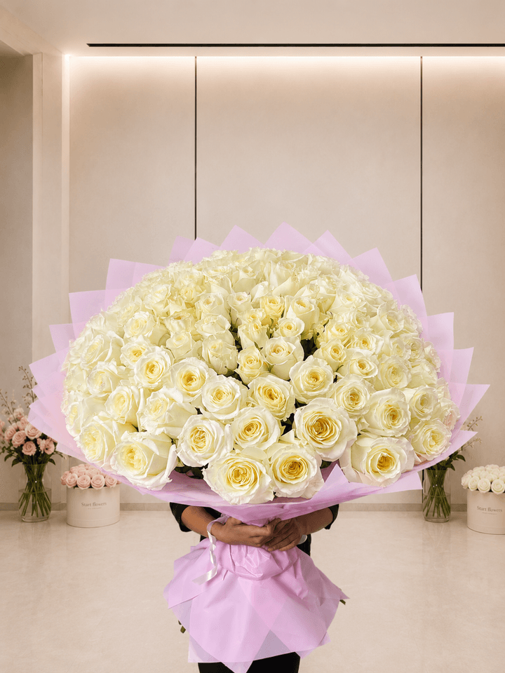 Букет из 101 белой эквадорской розы в нежно-розовой упаковке в офисе Start Flowers