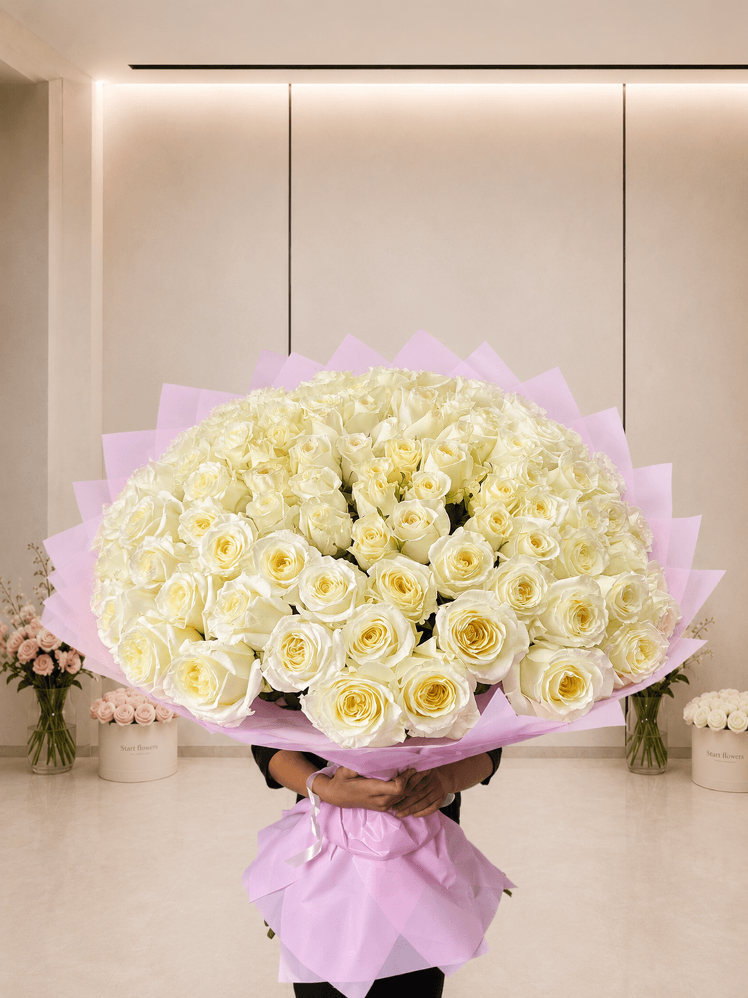 Букет из 101 белой эквадорской розы в нежно-розовой упаковке в офисе Start Flowers