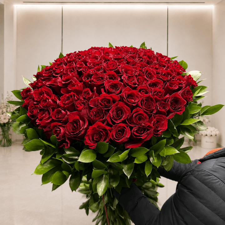 Букет из 101 красной эквадорской розы и рускуса в офисе Start Flowers
