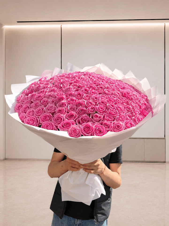 Пышный букет насыщенно-розовых роз «Розовый океан» в офисе Start Flowers
