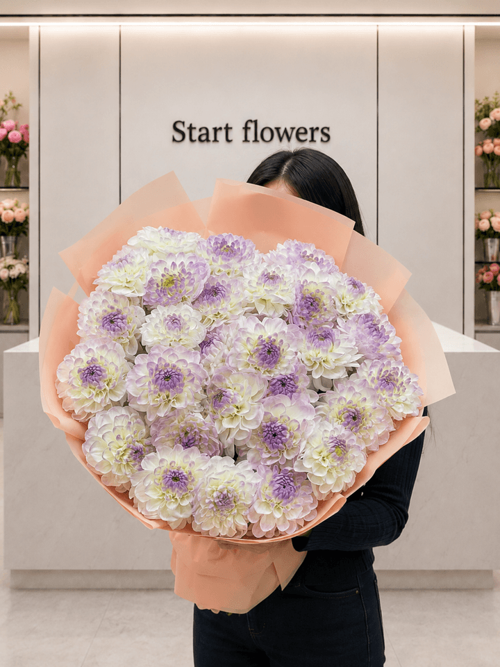 29 бело-сиреневых георгинов «Лиловый рассвет» на фоне офиса Start Flowers