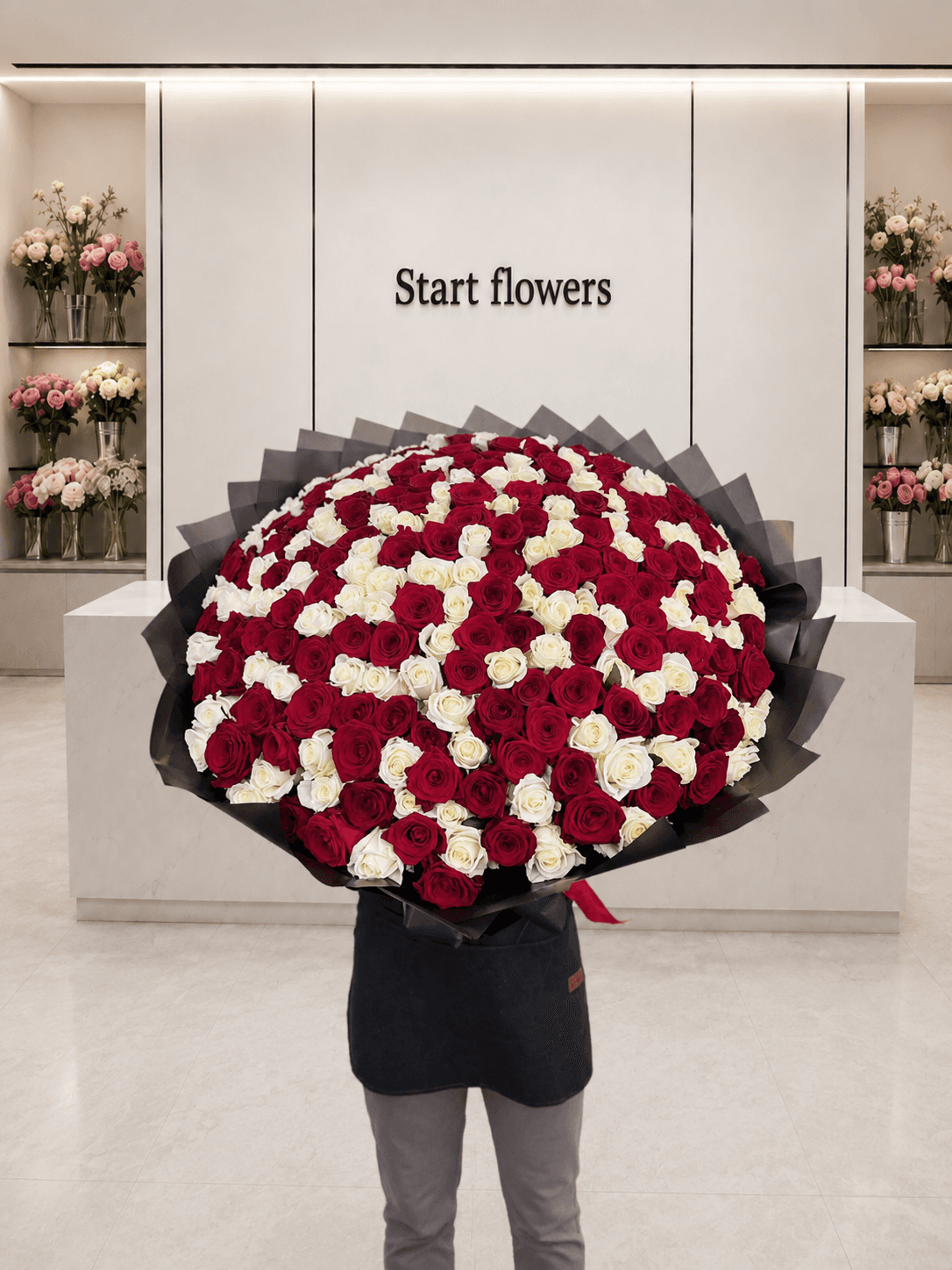 301 красная и белая роза «Шахматная королева» на фоне офиса Start Flowers