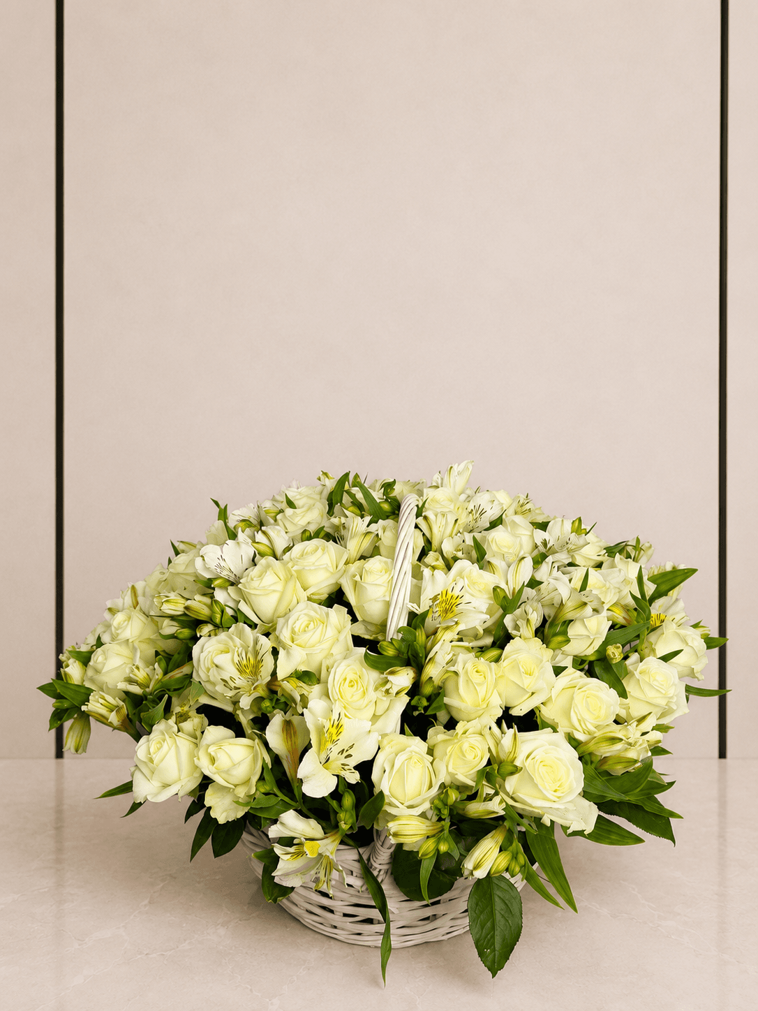 Белоснежная корзина из роз и альстромерий в офисе Start Flowers