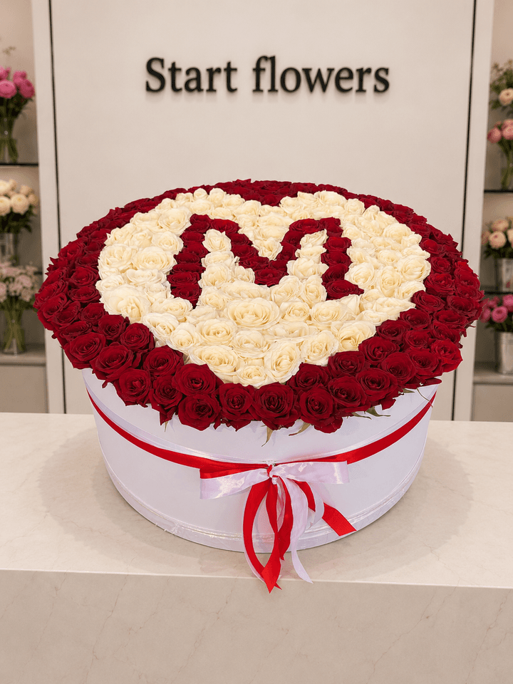 201 роза в круглой коробке «Буква М» на фоне офиса Start Flowers