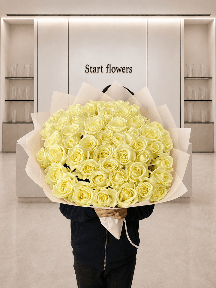 49 белых роз «Тихое сияние» на фоне офиса Start Flowers