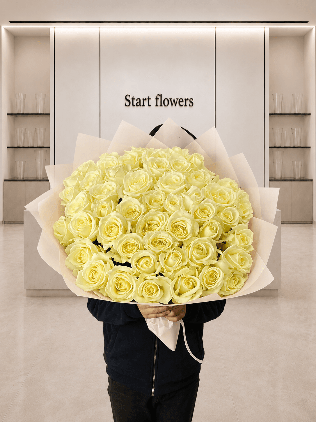 49 белых роз «Тихое сияние» на фоне офиса Start Flowers