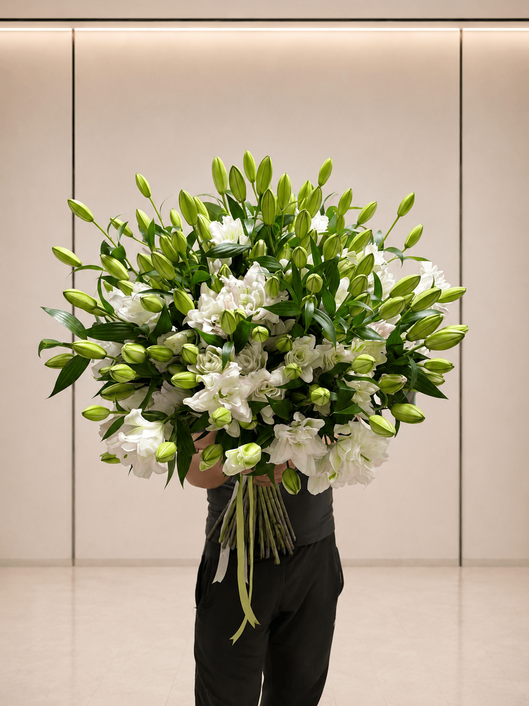 29 белых махровых лилий «Белая симфония» в офисе Start Flowers