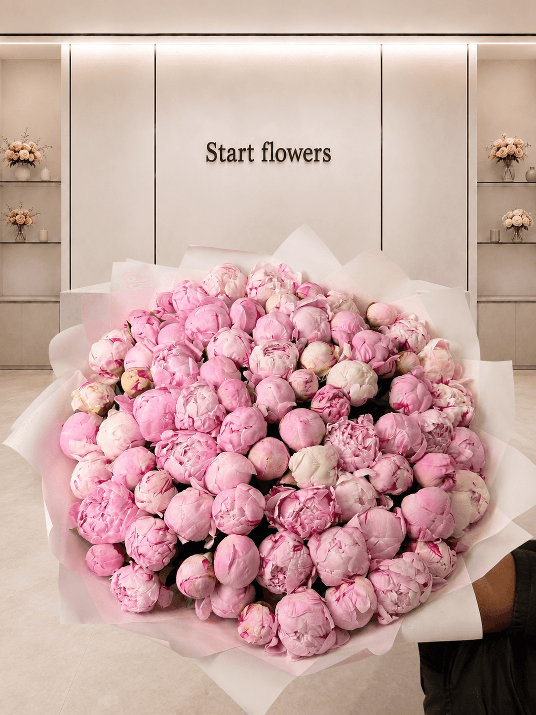 75 розовых пионов «Пионовый сад» на фоне офиса Start Flowers