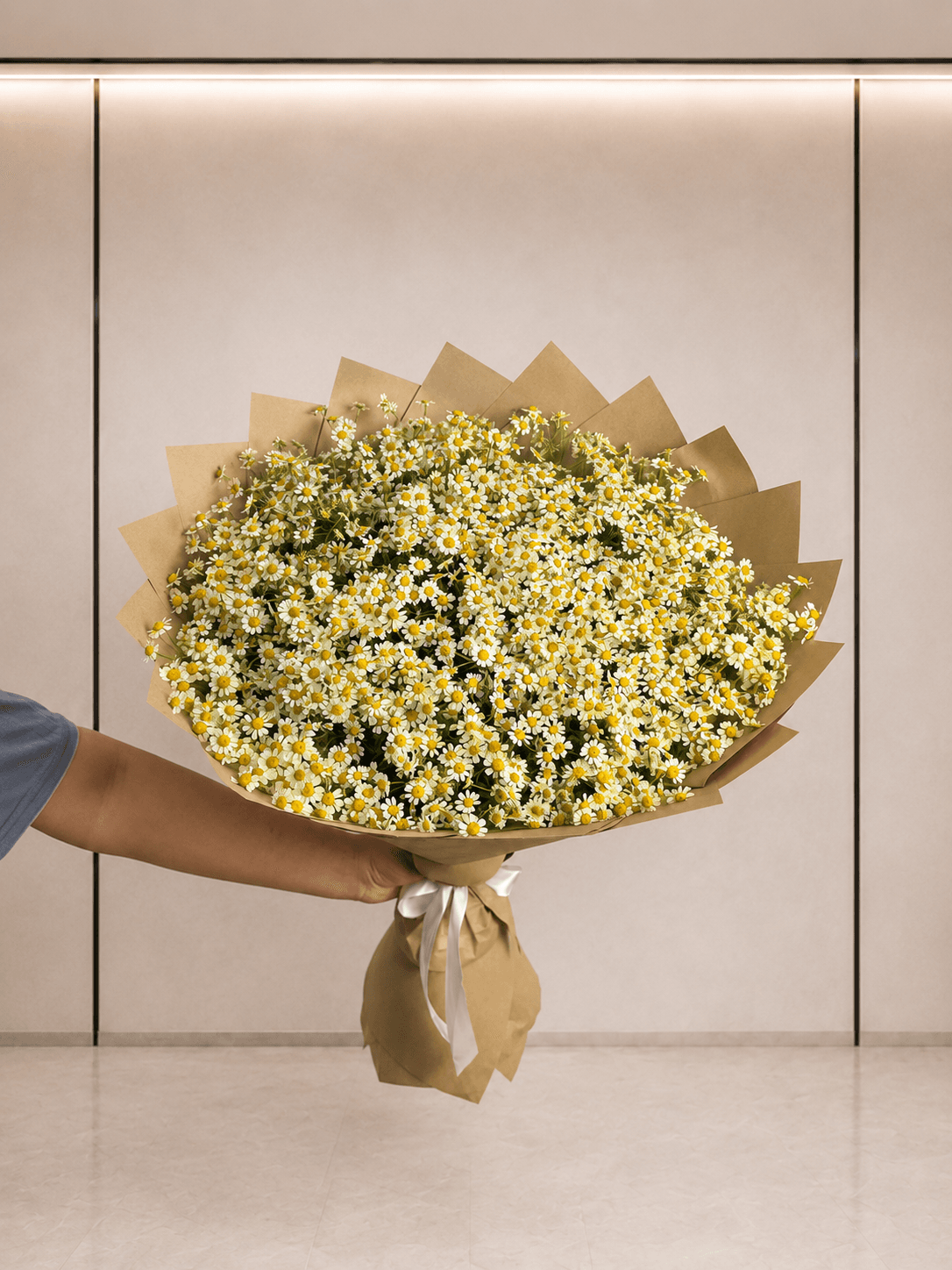Букет из 25 ромашек «Летнее поле», размер 45×55 см, в офисе Start Flowers