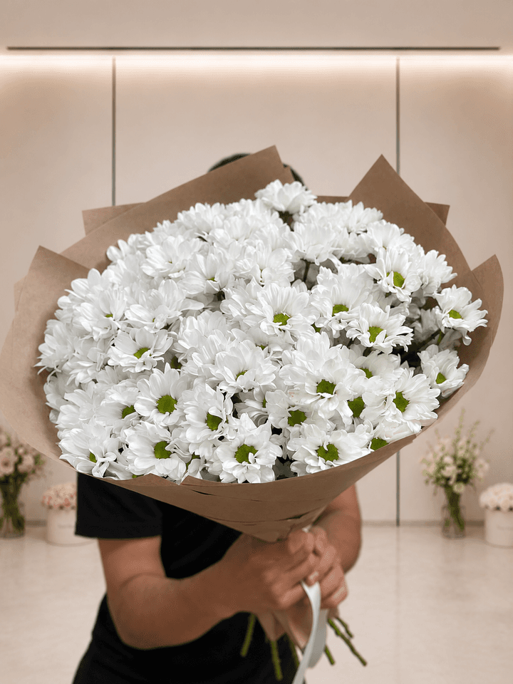 9 ветвей белой кустовой хризантемы «Белый день» в офисе Start Flowers