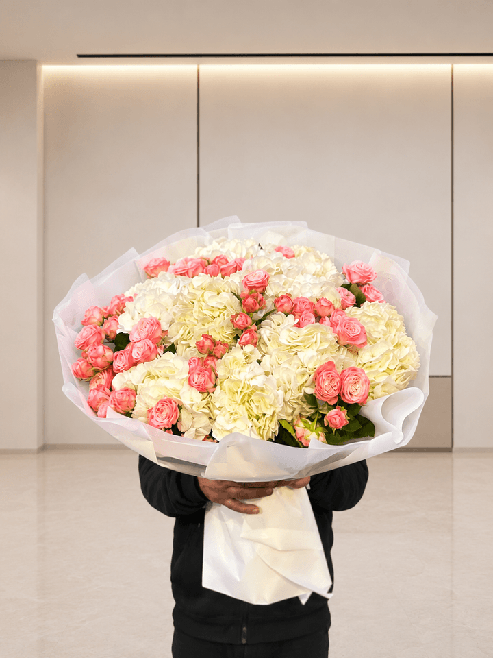 Гортензии и кустовые розы «Нежные облака» в офисе Start Flowers