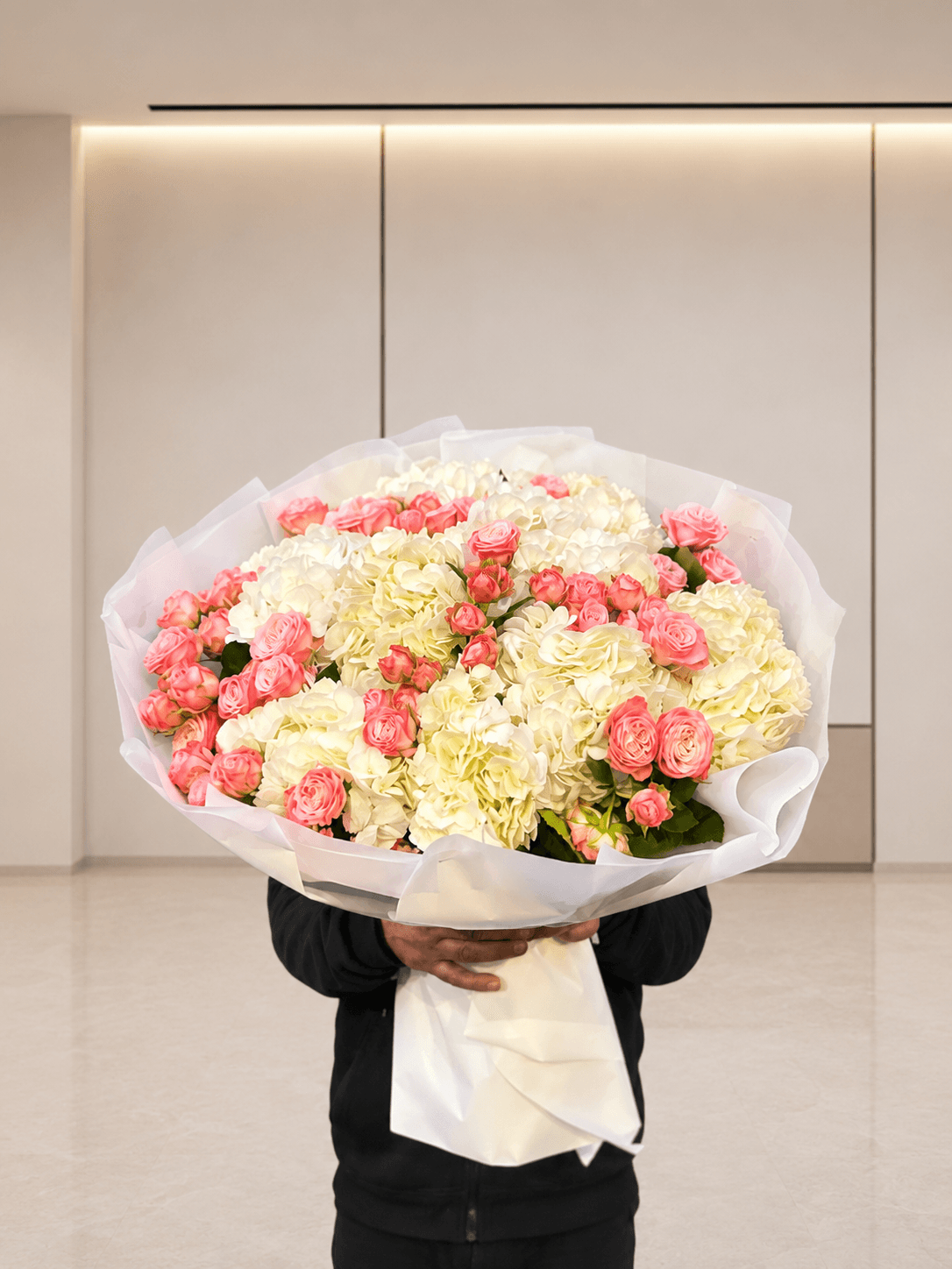 Гортензии и кустовые розы «Нежные облака» в офисе Start Flowers