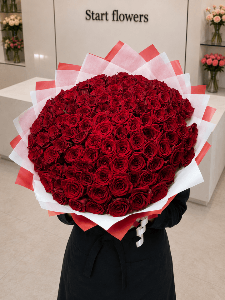 101 красная роза «Красная прелесть» в офисе Start Flowers