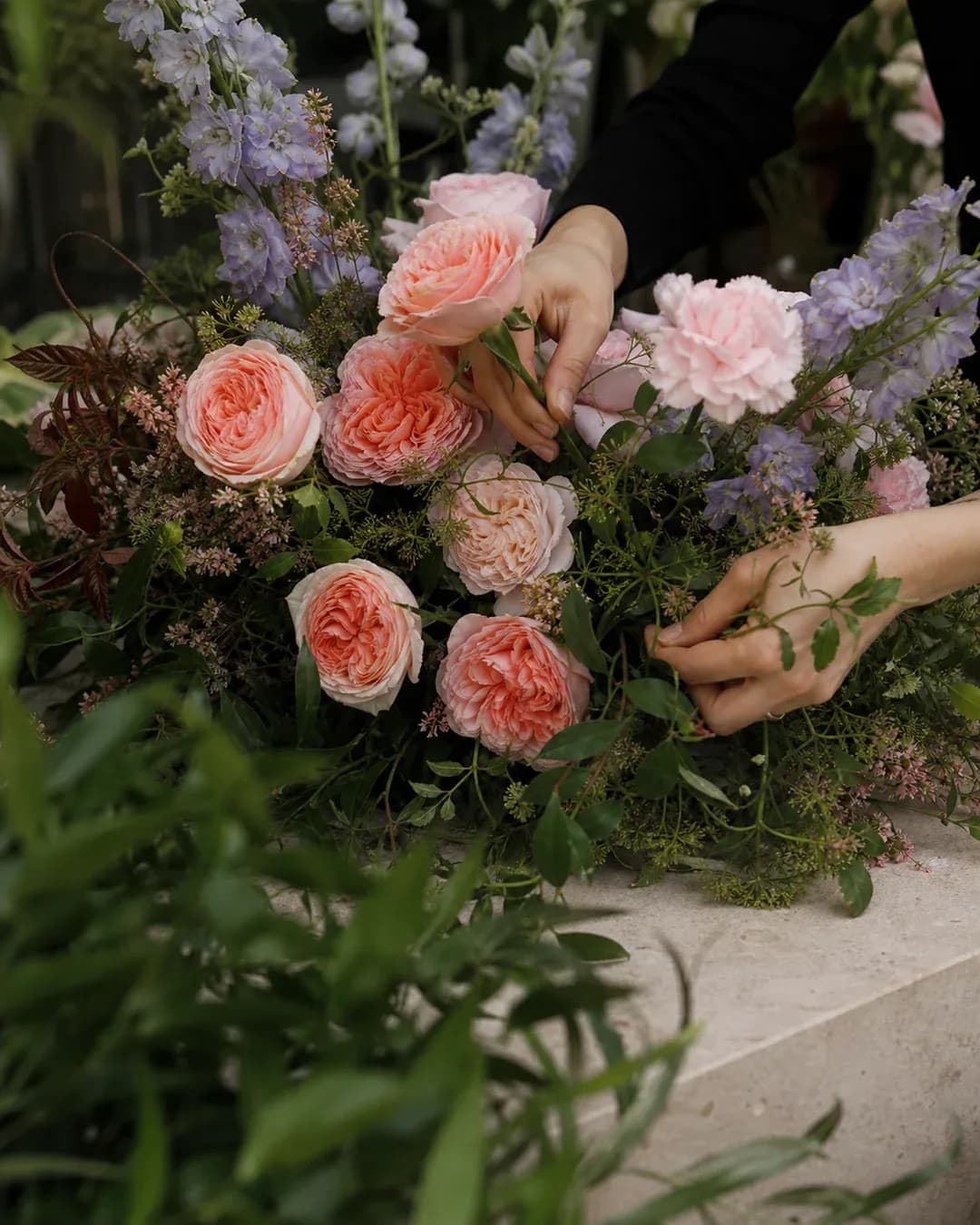 Флорист собирает индивидуальный букет в Start Flowers